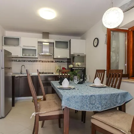 Lägenhet 2 Bedroom Beautiful In Gračišće