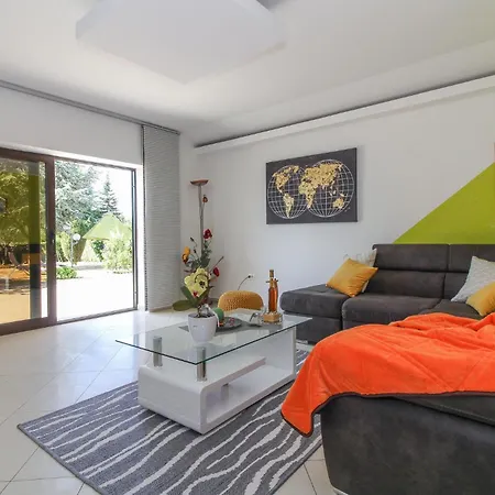 2 Bedroom Lovely In * Gracisce