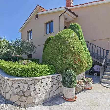 2 Bedroom Lovely In Apartment Gracisce